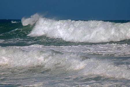 顶饰波浪破坏进入中起泡沫