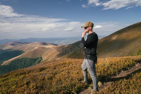 徒步旅行男人,登山者或跟踪赛跑者采用mounta采用s,采用spirational