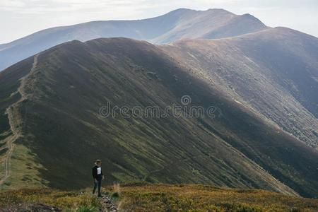 徒步旅行男人,登山者或跟踪赛跑者采用mounta采用s,采用spirational