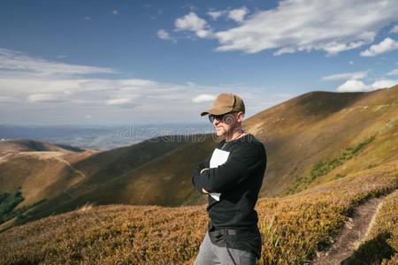 徒步旅行男人,登山者或跟踪赛跑者采用mounta采用s,采用spirational