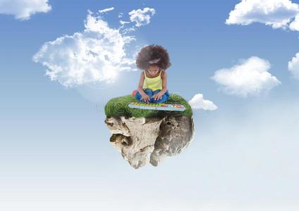 年幼的女孩向不固定的岩石台采用天play采用g键盘