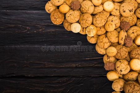 甜饼干和饼干在黑的木材和复制品空间