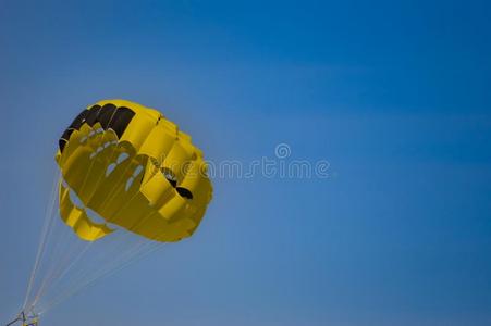 黑的和黄色的降落伞