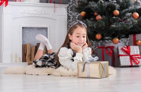 美丽的小孩女孩采用圣诞节采用terior