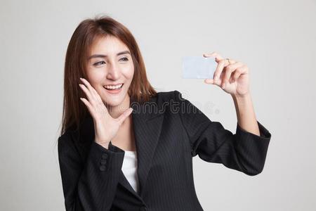 年幼的亚洲人女人幸福的和空白的卡片.