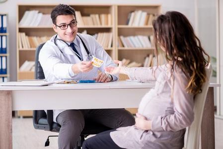 指已提到的人怀孕的女人拜访医生为商议