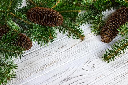冷杉树和松树圆锥细胞向木制的表,圣诞节decorati向英语字母表的第2个字母