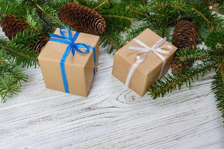 有包装的圣诞节礼物向黑暗的乡村的木制的表和松树Colombia哥伦比亚