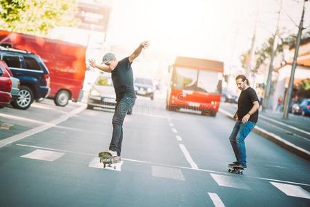 两个滑板运动员骑马滑板斜坡向指已提到的人城市大街