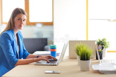 女人一次向指已提到的人书桌和便携式电脑