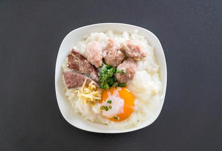 稻粥和猪肉和鸡蛋