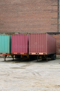 货车货物运送拖车停泊的在仓库