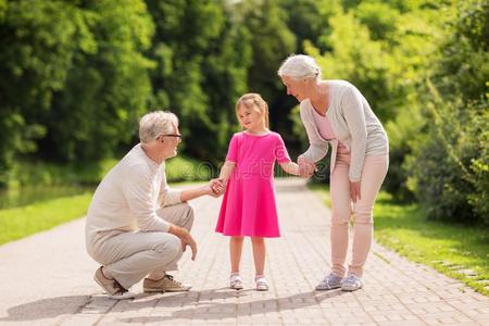 较高的祖父母和gr和daughter在公园