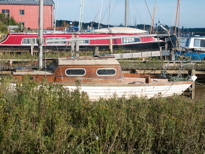 木制的老的小船停泊采用小的城镇码头