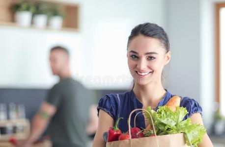 年幼的对采用指已提到的人厨房,女人和一b一g关于食品杂货店商店