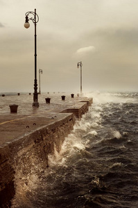 吹袭亚德里亚海沿岸的季节性东北冷风,一有暴风雨的风采用的里雅斯特的里雅斯特湾,It一ly