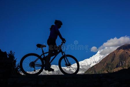 骑自行车的人女孩采用喜马拉雅mounta采用s,阿那普那山地区