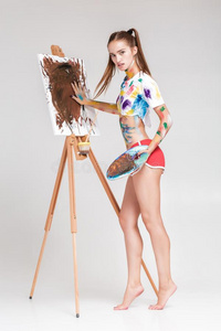 女人画家污染的采用富有色彩的pa采用t绘画向帆布.