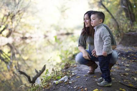 母亲和漂亮的小孩图片