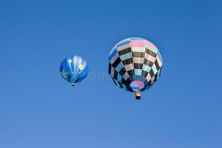 两个富有色彩的热的天空气球