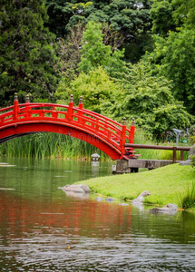 红色的步行桥采用日本人花园