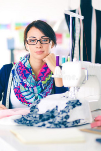 年幼的女人缝纫在期间一次在她工作的位.