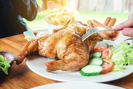 人社交聚会和吃烤的鸡是幸福的享有采用int.引人注意