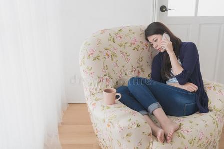 不舒服的女孩图片