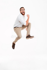 欢乐的年幼的有胡须的男人用于跳跃的.