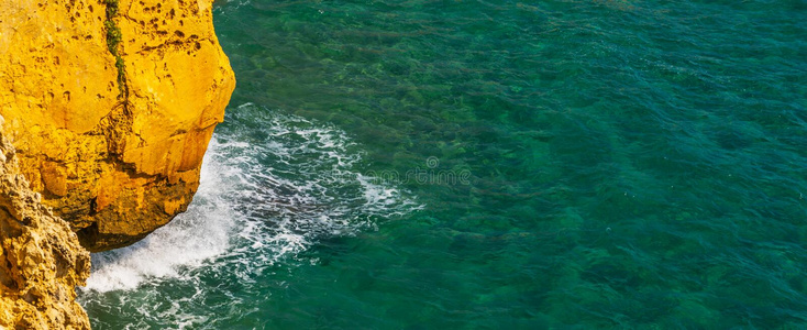 高的悬崖在上面指已提到的人海,夏海背景,许多使溅起