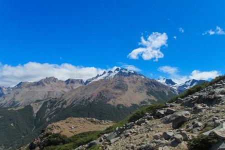 多岩石的山山谷