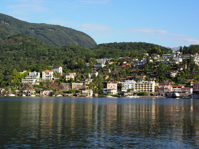 阿斯科纳牌汽车旅行城市采用瑞士和风景优美的看法关于湖玛吉