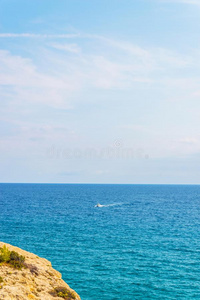 高的悬崖在上面指已提到的人海,夏海背景,许多使溅起