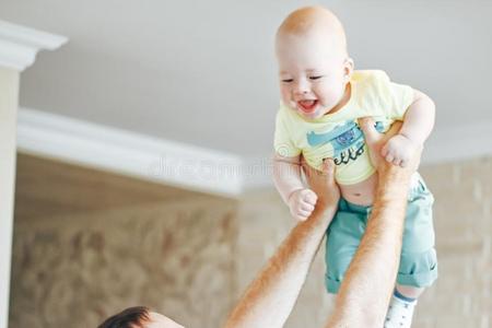 婴儿婴儿小孩男孩六月老的给看情感