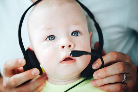婴儿婴儿小孩男孩六月老的和耳机