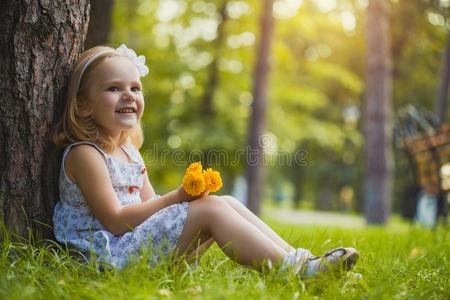 女孩演奏采用指已提到的人和煦的照到阳光的夏公园