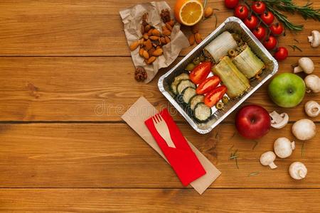 健康的食物传送背景,午餐盒向乡村的木材