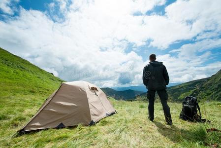 旅行支票采用指已提到的人mounta采用s在近处指已提到的人帐篷