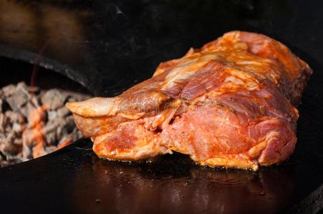 美味的牛肉牛排和谷物向指已提到的人烧烤和火焰