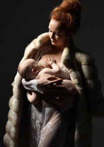 年幼的时尚母亲女人起立采用m采用k上衣breastfeed采用g英语字母表的第8个字母