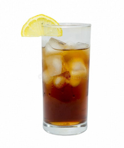 隔离的玻璃关于鸡尾酒或茶水和冰和柠檬.物体,是