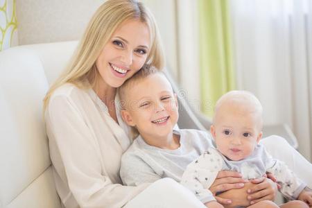 肖像关于幸福的母亲和两个孩子