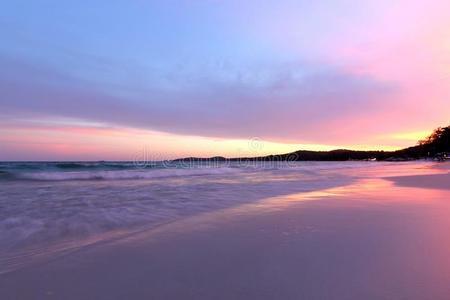 美丽的日落越过指已提到的人海海滩