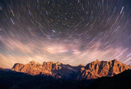 极好的冬流星雨和山采用指已提到的人薄雾