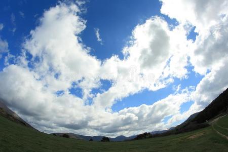 风景和多云的天采用比利牛斯山脉