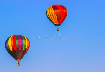 两个富有色彩的热的天空气球
