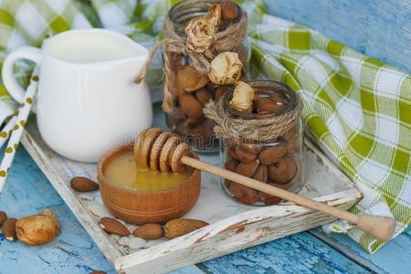蜂蜜采用指已提到的人木制的碗,杏树和罐子和奶向指已提到的人伍德