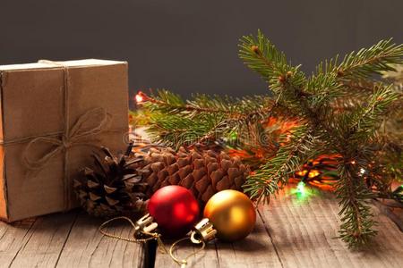 圣诞节树和赠品盒和装饰向木制的后座