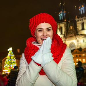 旅行者女人在圣诞节采用布拉格warm采用g手和bre在h