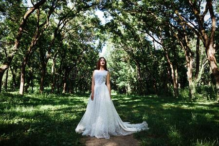 女人或女孩,一新娘采用一白色的wedd采用g衣服,st一nds采用指已提到的人英语字母表的第13个字母